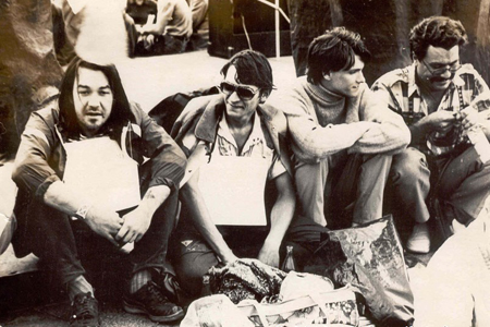 «Под слова партийного гимна милиция начала растаскивать людей за волосы или пережимая горло»: история независимых СМИ Сибири