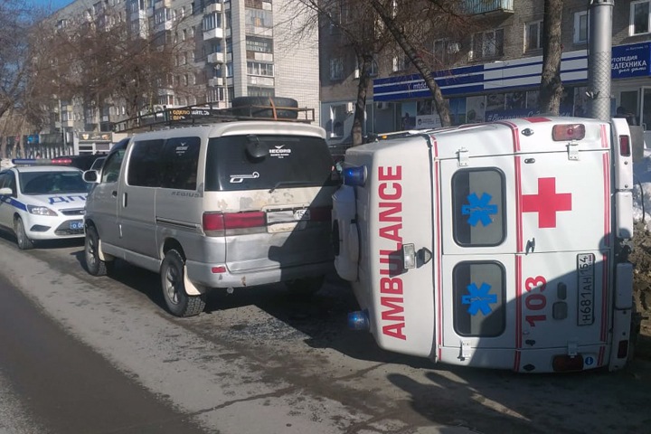 Скорая помощь въехала в сугроб и перевернулась в Новосибирске
