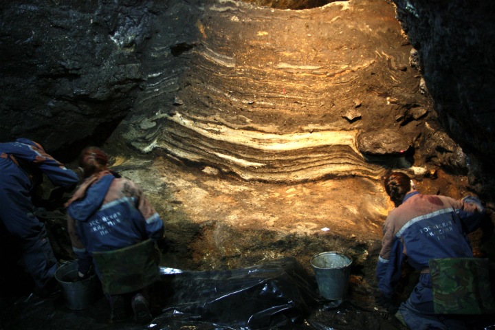 Археологи нашли на Алтае диадему из бивня мамонта, сделанную денисовскими людьми Археологи нашли на Алтае диадему из бивня мамонта, сделанную денисовскими людьми