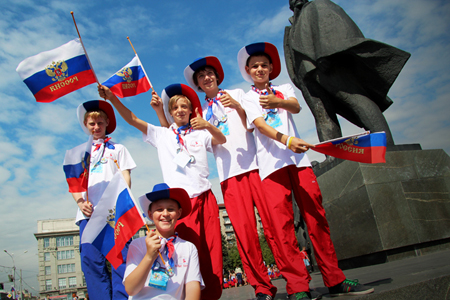 Российский триколор в Новосибирске сделали символом борьбы за права украинского народа Российский триколор в Новосибирске сделали символом борьбы за права украинского народа