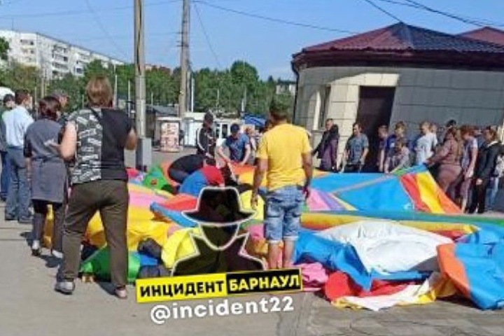 Владельца перевернувшегося в Барнауле батута выпустили из СИЗО