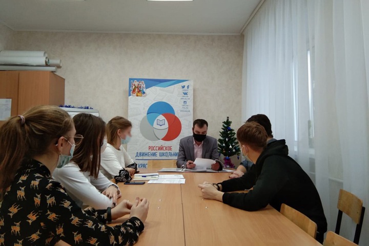 Подозреваемый в совращении малолетних помощник новосибирского депутата возглавляет местное отделение Российского движения школьников