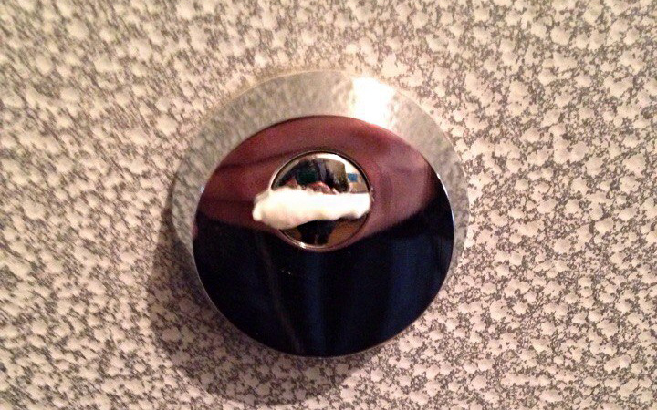 Координатору томского штаба Навального запенили дверь и облили автомобиль краской