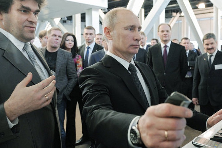 КамАЗы ночами вывозят снег из Академгородка перед визитом Путина