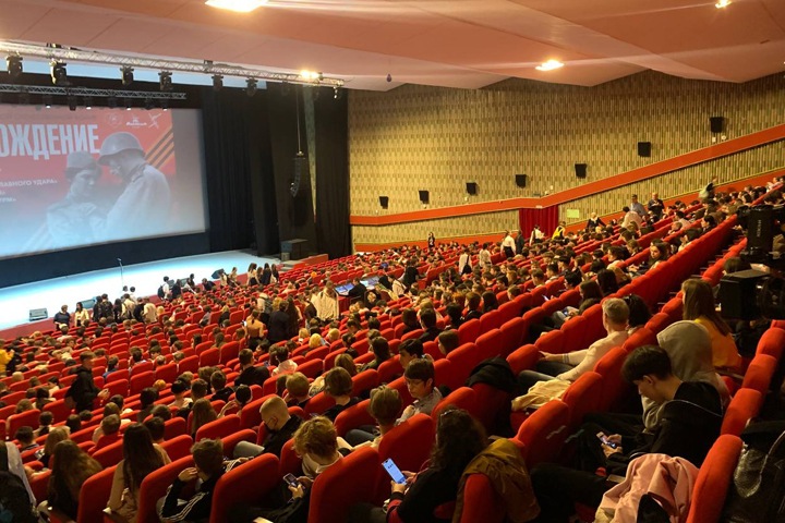 Школьников свезли на речь мэра Новосибирска перед фильмом о Курской дуге