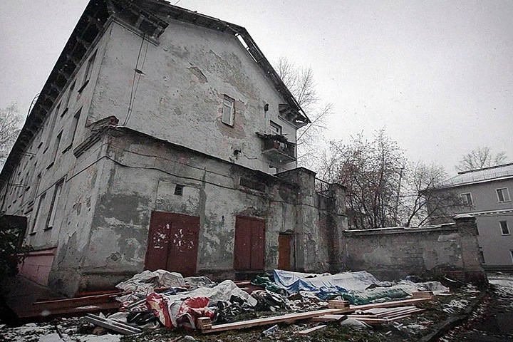 «Выборы прошли, мы сидим»: новосибирцы годами ждут расселения из гниющего жилья