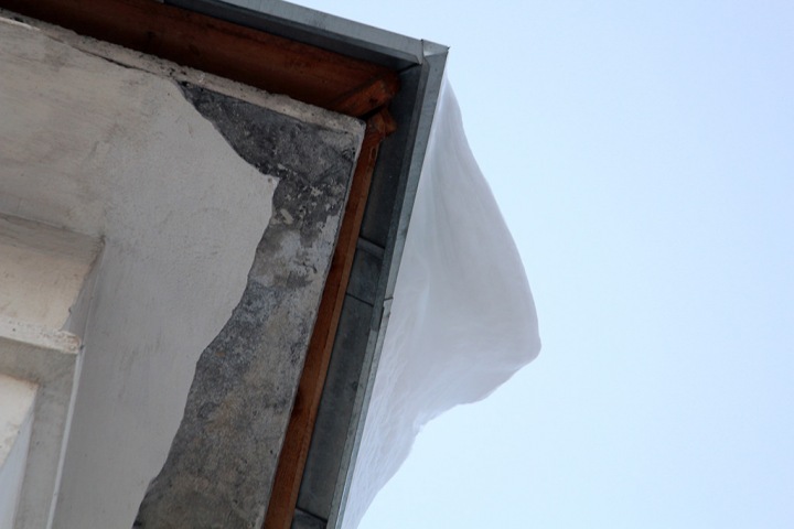 Снежная глыба упала на мать с ребенком в Новосибирске Снежная глыба упала на мать с ребенком в Новосибирске