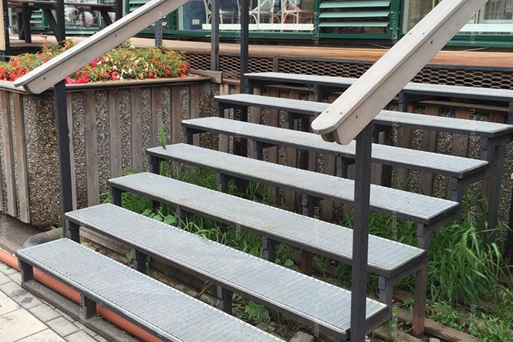 Томский подполковник брал взятки лестничными ступенями и уличными табличками