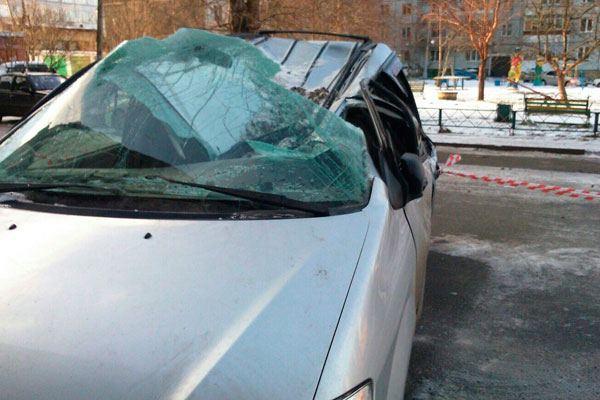 Панельная плита с фасада красноярского дома рухнула на стоявшую рядом «Мазду» Панельная плита с фасада красноярского дома рухнула на стоявшую рядом «Мазду»