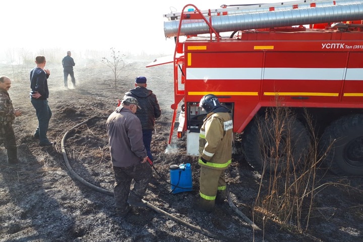 Степной пал перекинулся на новосибирский поселок