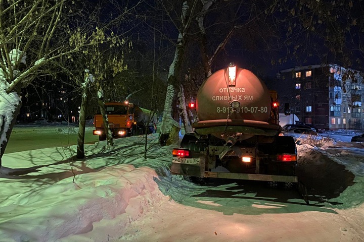 Улицу в Бердске затопило фекалиями из-за забитой салатами и медицинскими масками канализации