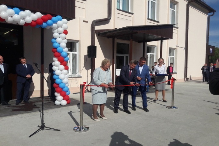 «Наших мам уже трудно чем-то напугать»: сдачу школы для особых детей задержали в Новосибирске