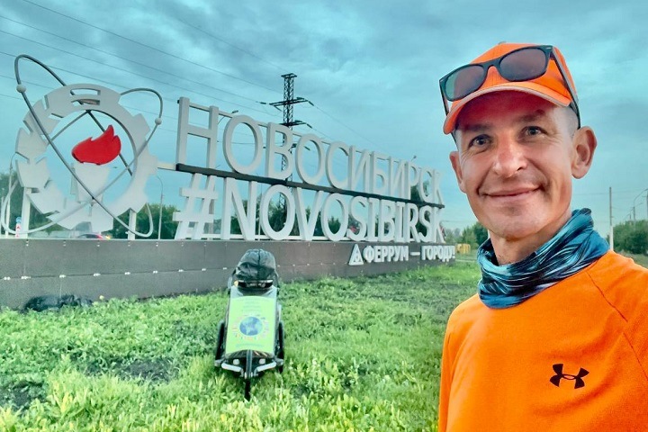 Бегущий вокруг света спортсмен прибыл в Новосибирск Бегущий вокруг света спортсмен прибыл в Новосибирск