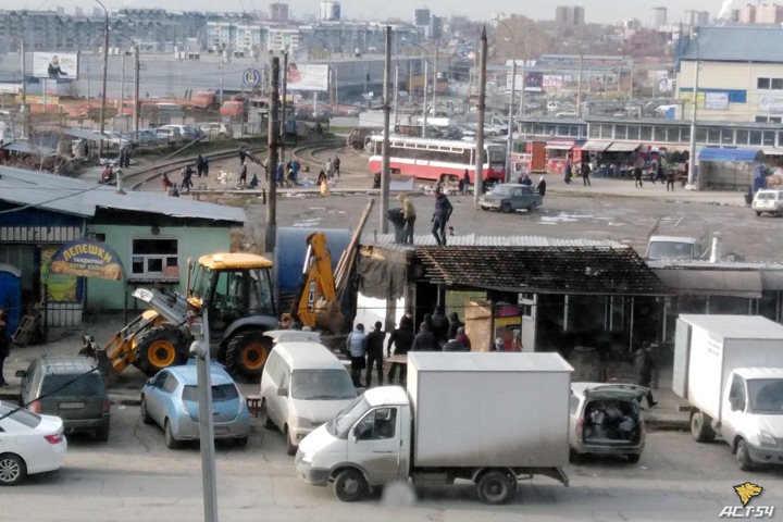 Павильоны начали сносить на месте бывшей Гусинобродской барахолки в Новосибирске. Власти назвали их незаконными Павильоны начали сносить на месте бывшей Гусинобродской барахолки в Новосибирске. Власти назвали их незаконными