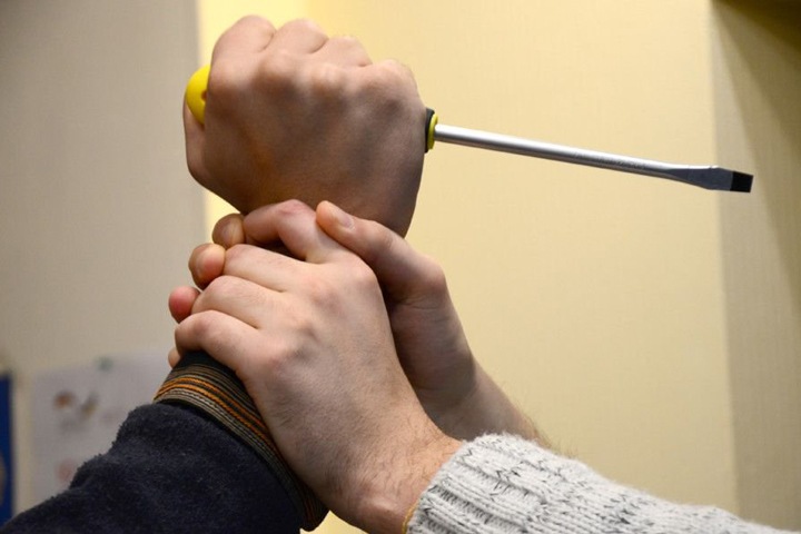 Житель Бурятии убил знакомого отверткой, «опасаясь нападения» после спора о политике Житель Бурятии убил знакомого отверткой, «опасаясь нападения» после спора о политике