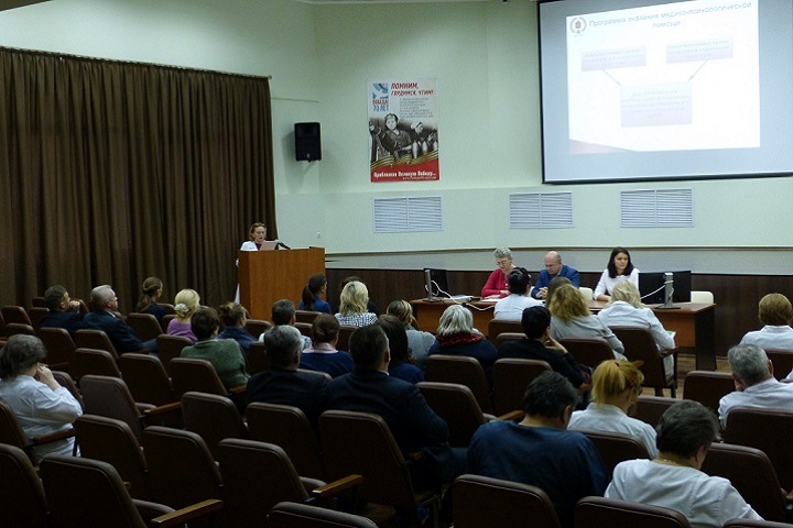 Выпавшая из окна глава красноярского госпиталя умерла в реанимации Выпавшая из окна глава красноярского госпиталя умерла в реанимации