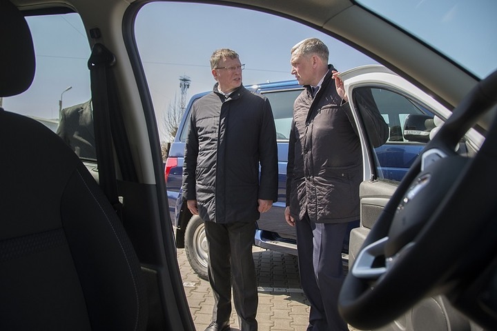 Омский губернатор отдал машины правительства медучреждениям