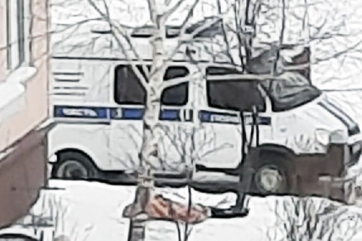 Женщина выпала из окна многоэтажки в Новосибирске Женщина выпала из окна многоэтажки в Новосибирске