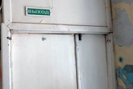 Женщина скончалась на пороге новосибирской поликлиники Женщина скончалась на пороге новосибирской поликлиники