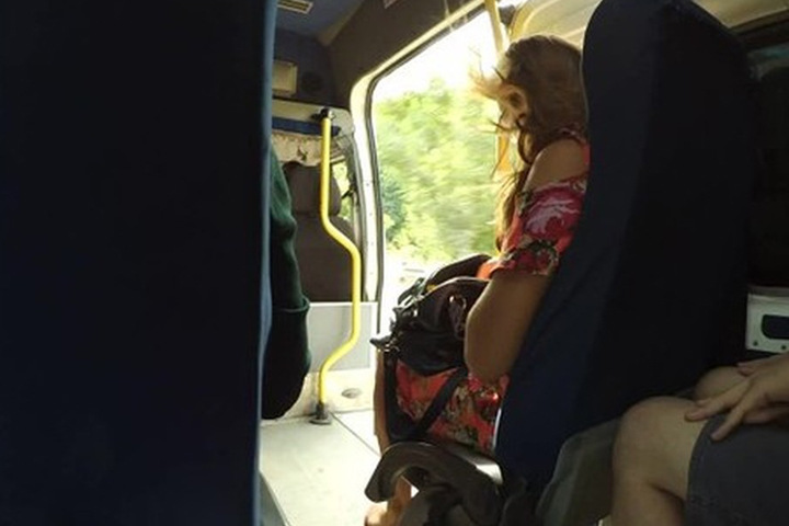 Пенсионерка выпала из маршрутки в Омске Пенсионерка выпала из маршрутки в Омске