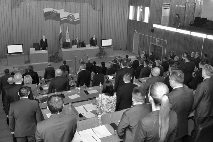 Единороссы сокращают представительство в парламенте Алтая Единороссы сокращают представительство в парламенте Алтая