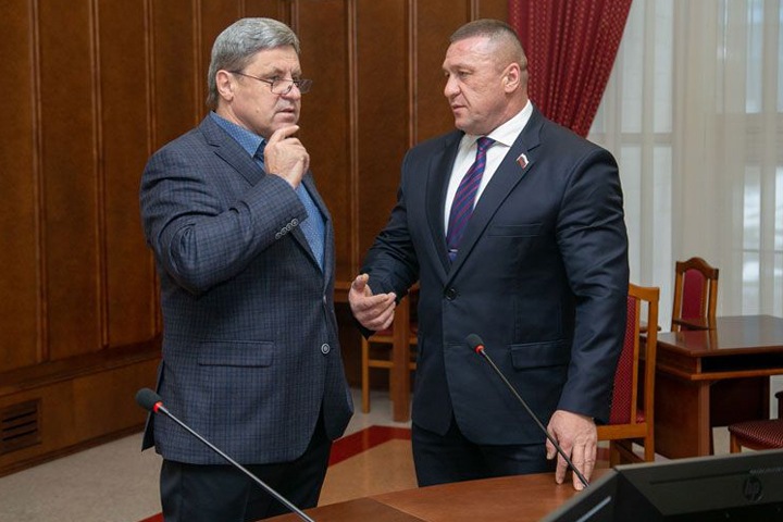 Сын арестованного экс-сенатора взыскал долг с новосибирского депутата-единоросса, на показаниях которого преследуют его отца