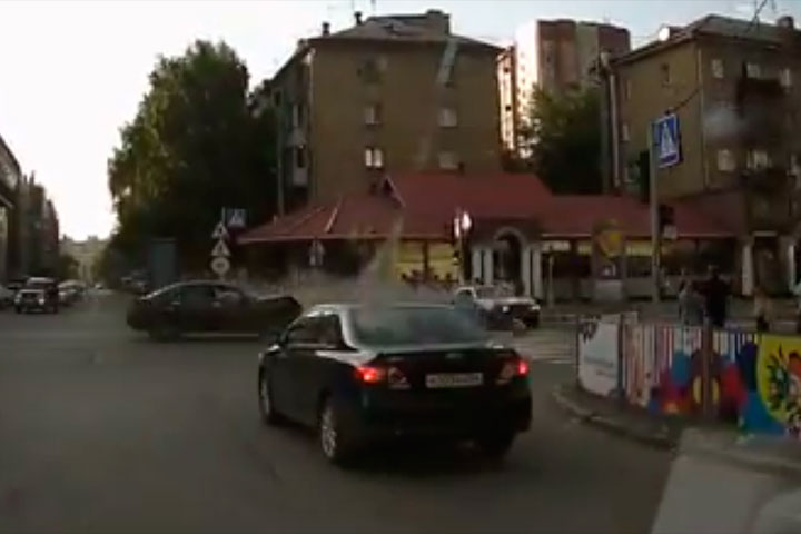 «Мерседес» протаранил «Тойоту» на перекрестке в Новосибирске и сбил насмерть пешехода «Мерседес» протаранил «Тойоту» на перекрестке в Новосибирске и сбил насмерть пешехода