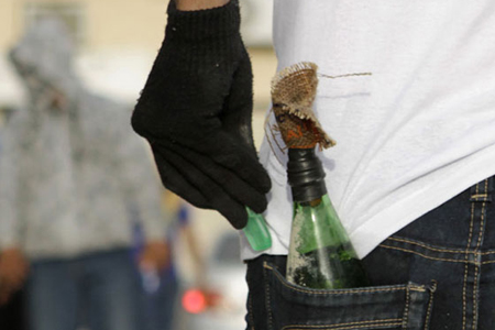 Банку с зажигательной смесью бросили в окно отдела полиции в Новосибирске 