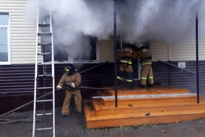 Неизвестные подожгли здание администрации райцентра в Иркутской области Неизвестные подожгли здание администрации райцентра в Иркутской области