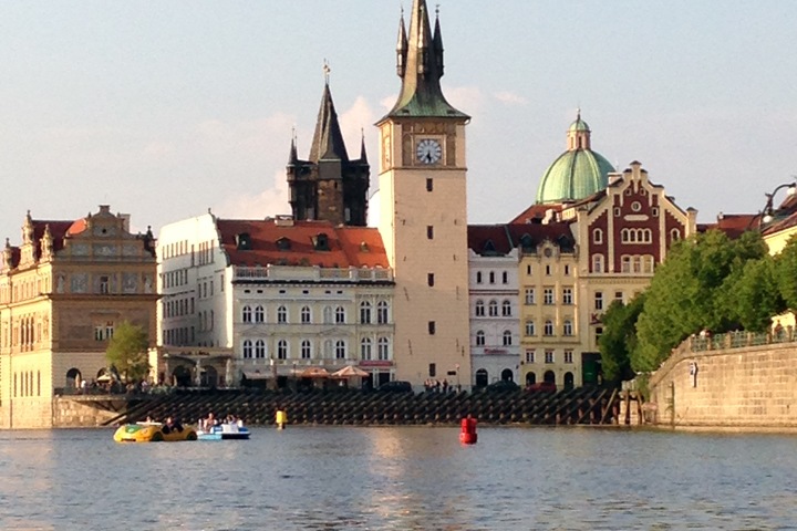 Как пережить пандемию: брошенные россияне и выход из изоляции в Европе