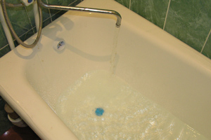 Жительница Красноярска оставила больного сына в ванне, мальчик утонул Жительница Красноярска оставила больного сына в ванне, мальчик утонул