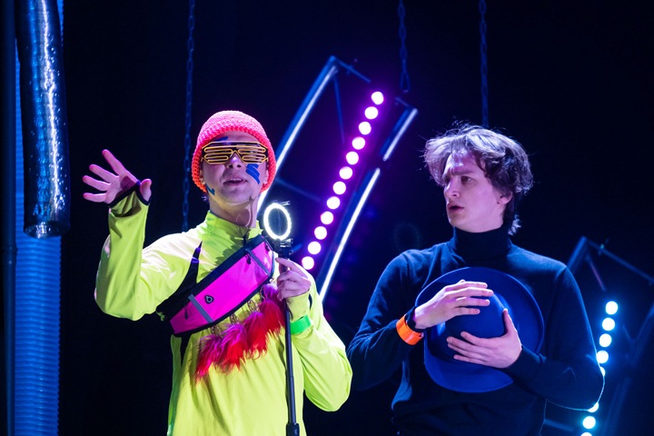 Вранье и идиотские законы: новосибирский «Первый театр» поставил спектакль про полет Незнайки на «нашу» Луну Вранье и идиотские законы: новосибирский «Первый театр» поставил спектакль про полет Незнайки на «нашу» Луну