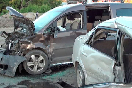 Женщина и двое детей пострадали в Новосибирске при столкновении на Ватутина двух автомобилей