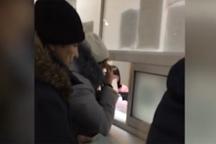 Новосибирцы занимают очередь на запись к онкологу ночью Новосибирцы занимают очередь на запись к онкологу ночью