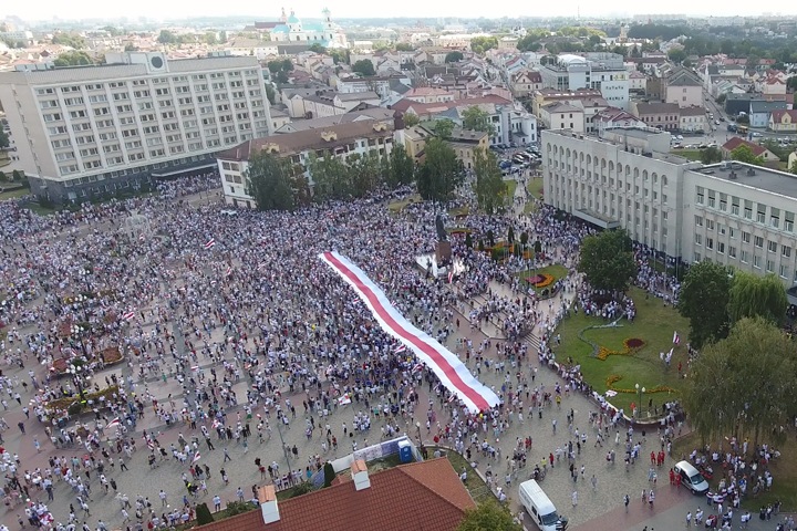 Белорусы: «Если дать слабину, нас всех закатают в асфальт» Белорусы: «Если дать слабину, нас всех закатают в асфальт»