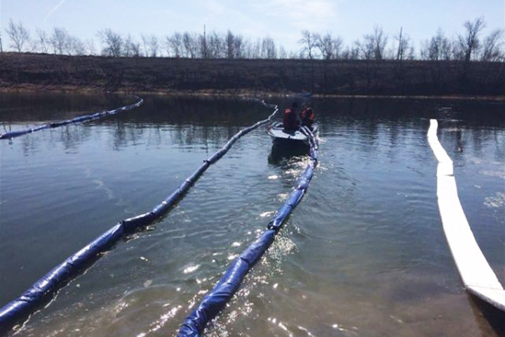 Полиция задержала водителя, слившего нефтепродукты в Енисей