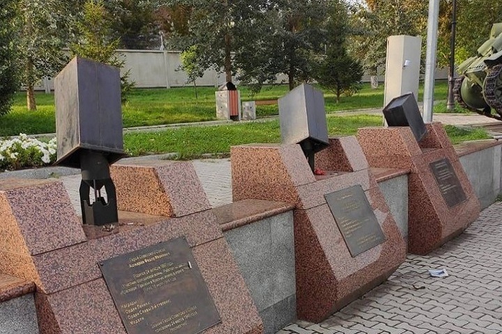 Красноярцу грозит принудительное лечение за опрокидывание урн на мемориале