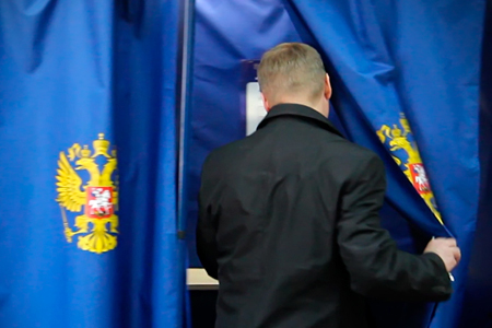 Локоть сохраняет лидерство на выборах мэра Новосибирска после подсчета половины протоколов Локоть сохраняет лидерство на выборах мэра Новосибирска после подсчета половины протоколов