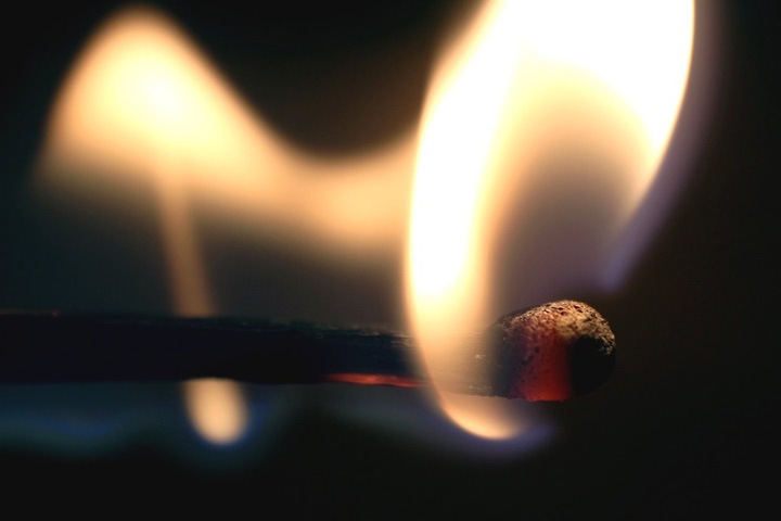 Мужчина на Алтае облил гостью бензином и угрожал поджечь ее, пытаясь выпроводить из дома