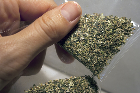 Отец отравившейся спайсом воспитанницы новосибирского детсада был судим за наркотики