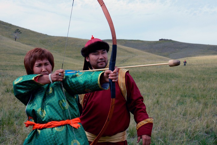 Золотой парашют для губернатора, традиционные лучники и царские деньги. Сибирь за неделю