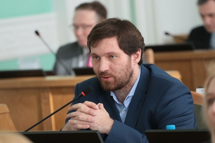 Находящегося под уголовным делом омского независимого депутата арестовали за демонстрацию «нацистской символики» Находящегося под уголовным делом омского независимого депутата арестовали за демонстрацию «нацистской символики»