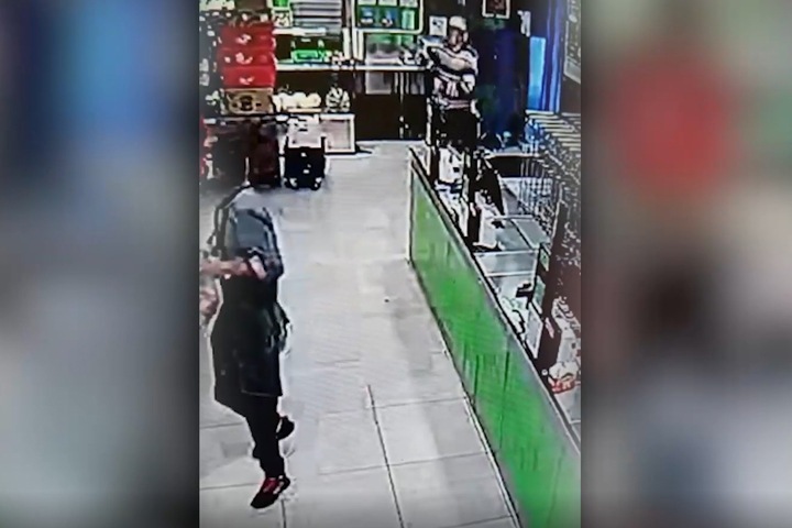 Мужчина напал с топором на сотрудников магазина в Кузбассе Мужчина напал с топором на сотрудников магазина в Кузбассе