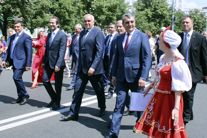 Единороссы добрали денег перед выборами губернаторов в Сибири