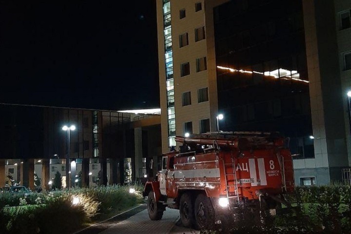 Полиция оцепила здание Новосибирского госуниверситета Полиция оцепила здание Новосибирского госуниверситета