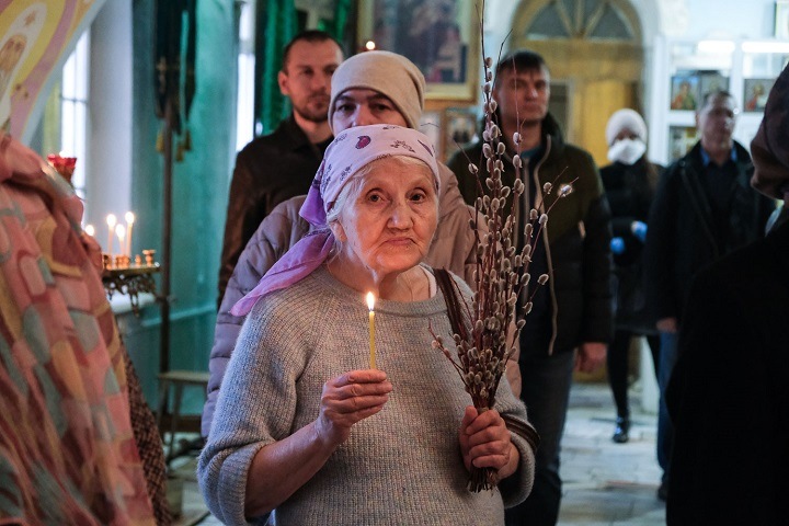 «Бояться надо одного вируса — греха»: красноярские верующие собрались на освящение верб