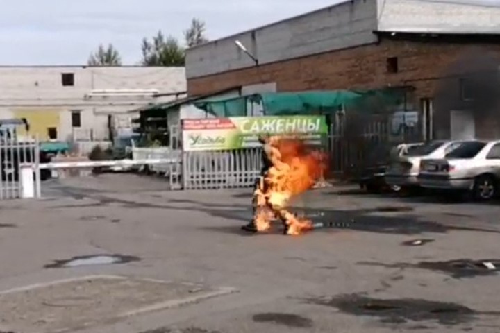 Мужчина загорелся перед полицейскими в Абакане Мужчина загорелся перед полицейскими в Абакане