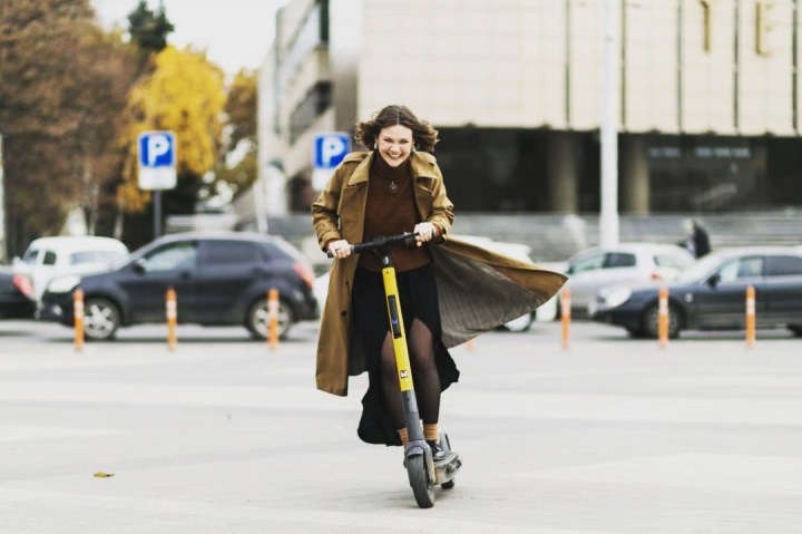 «Едешь и постоянно трясучка»: зачем новосибирцы встают на самокаты