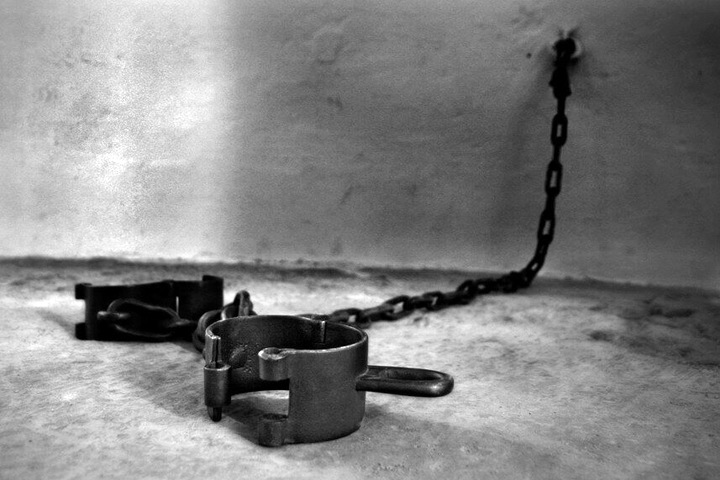 Мужчина похитил обидчика жены и посадил его на цепь на Алтае