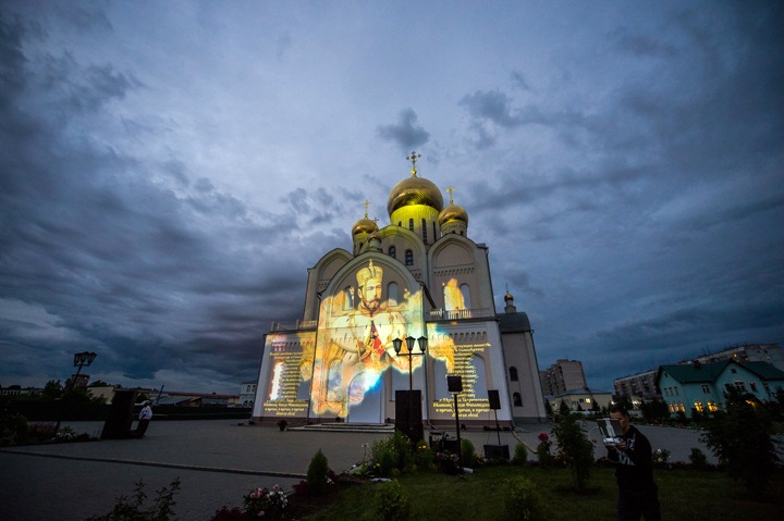 Фрагменты оперы «Царь» показали новосибирским чиновникам на стене храма Фрагменты оперы «Царь» показали новосибирским чиновникам на стене храма